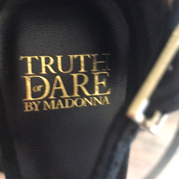 Elegant Black and Gold Platform Heels - Picture 6 of 7